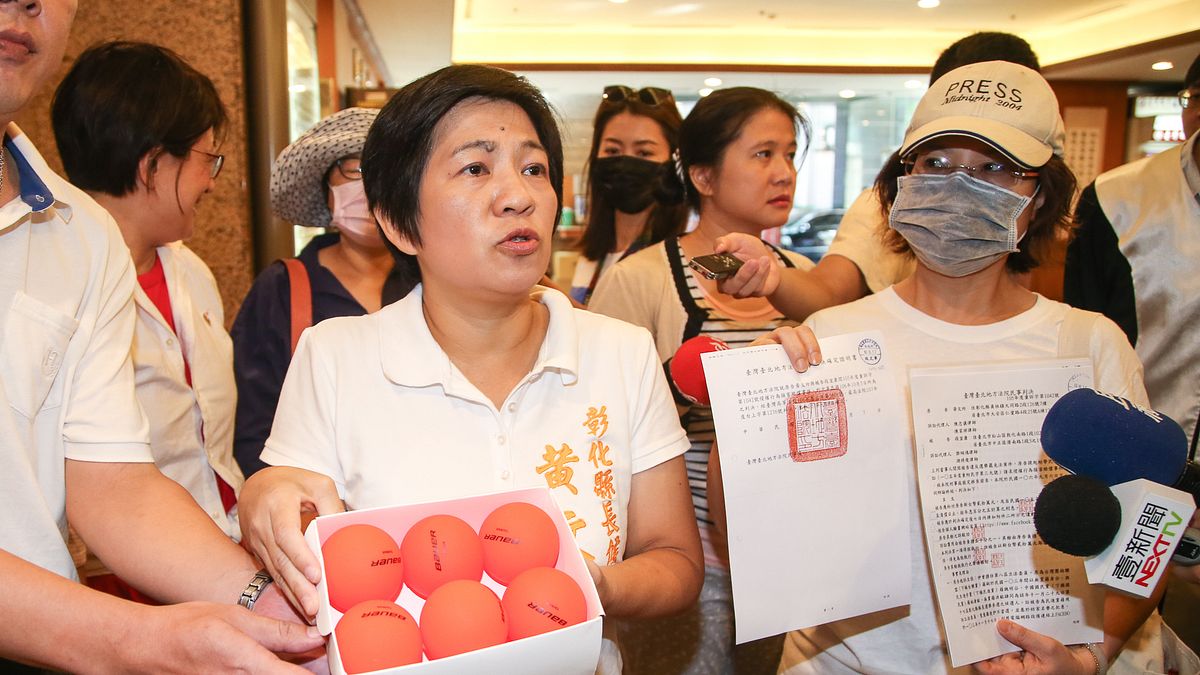 20180919-彰化縣長候選人黃文玲帶著判決確定書,向立委段宜康要賠償金20萬元,以便捐給弱勢團體,否則,她也帶了一盒曲棍球要段吞下去。(陳明仁攝) 20180919-彰化縣長候選人黃文玲帶著判決確定書,向立委段宜康要賠償金20萬元,以便捐給弱勢團體,否則,她也帶了一盒曲棍球要段吞下去。(陳明仁攝)