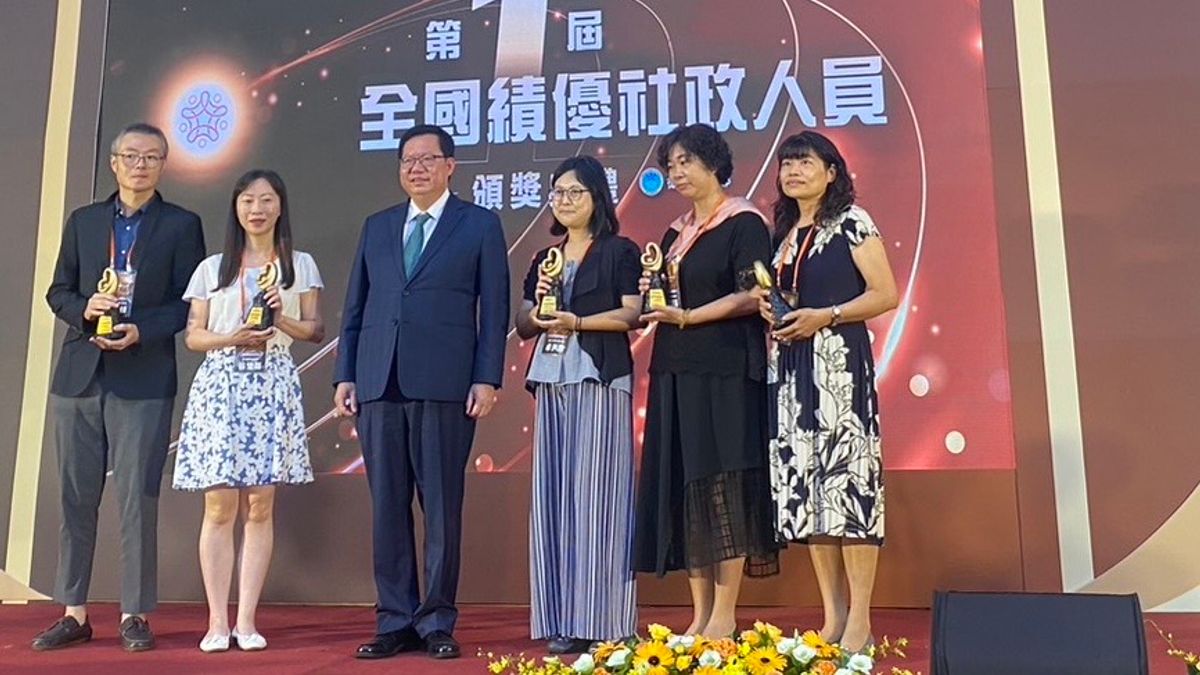 嘉義縣社會局2名同仁獲得全國績優社政人員表揚。(圖/嘉義縣政府社會局提供) 嘉義縣社會局2名同仁獲得全國績優社政人員表揚。(圖/嘉義縣政府社會局提供)