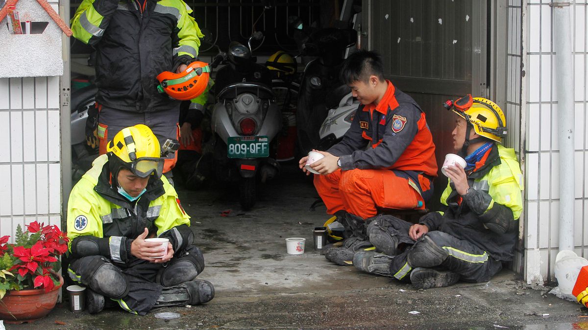 日本搜救隊特地派了7人搜救團隊來台協助,還帶了高階的生命探測儀,加速搜救進度。圖為花蓮地震第4天,救災人員(AP) 日本搜救隊特地派了7人搜救團隊來台協助,還帶了高階的生命探測儀,加速搜救進度。圖為花蓮地震第4天,救災人員(AP)