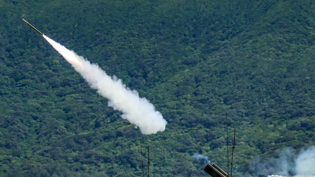 復仇者飛彈車系統實施刺針飛彈射擊。(國防部提供)