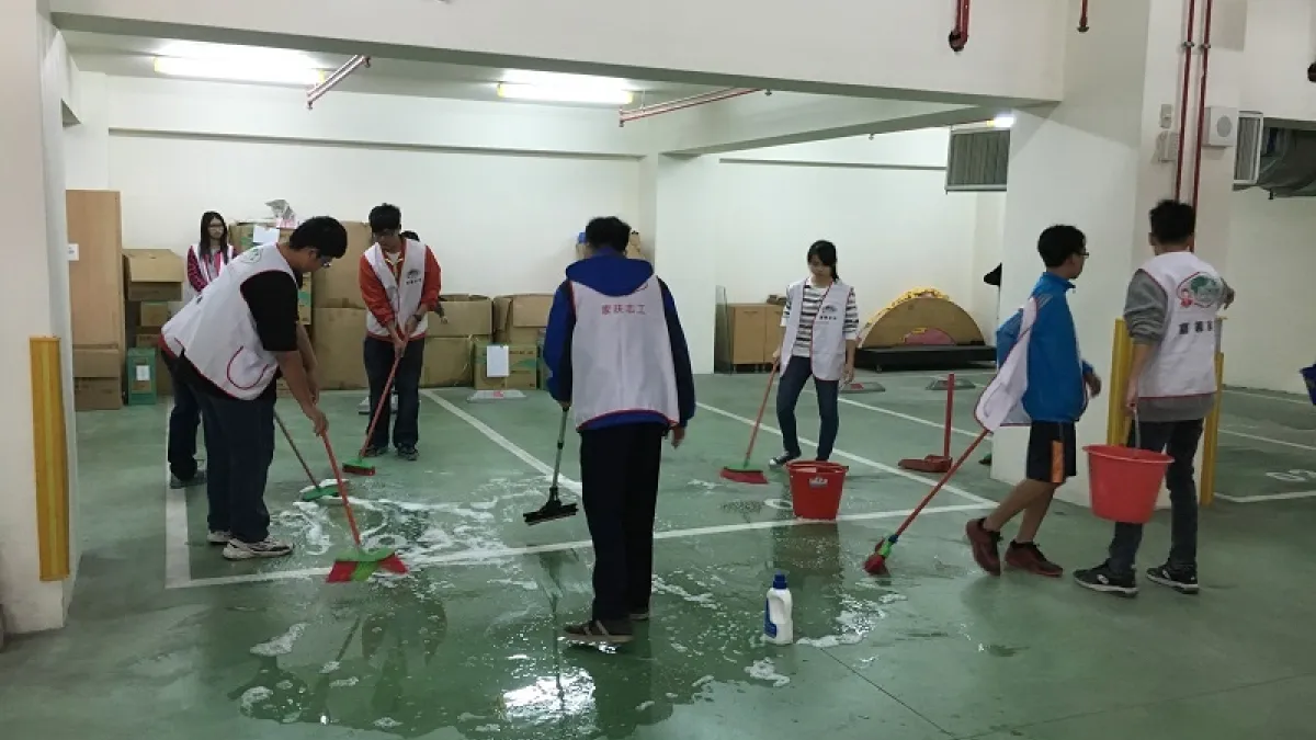 推動社區關懷 高中生「回家扶務」大掃除