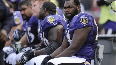 電影《攻其不備》中被收養的非裔原型人物奧爾(Michael Oher)。(資料照,AP)