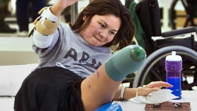 2005年1月21日,在戰爭中失去雙腿的達克沃斯(Tammy Duckworth)回到華盛頓特區的陸軍醫療中心進行復健。(美聯社)
