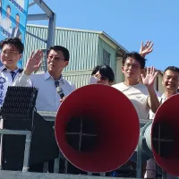 國民黨台南市長參選人謝龍介(左二)與民眾黨主席黃國昌(右二)出席台南藍白聯合服務中心成立揭牌。(中央社) 國民黨台南市長參選人謝龍介(左二)與民眾黨主席黃國昌(右二)出席台南藍白聯合服務中心成立揭牌。(中央社)