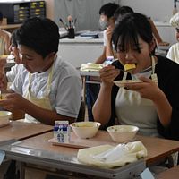 台南の黄偉哲市長が、宇土市の児童に台南産のパイナップルを贈呈。「おいしさを通じて台南を知ってほしい」との思いが込められている。(写真/台南市政府提供) 台南の黄偉哲市長が、宇土市の児童に台南産のパイナップルを贈呈。「おいしさを通じて台南を知ってほしい」との思いが込められている。(写真/台南市政府提供)