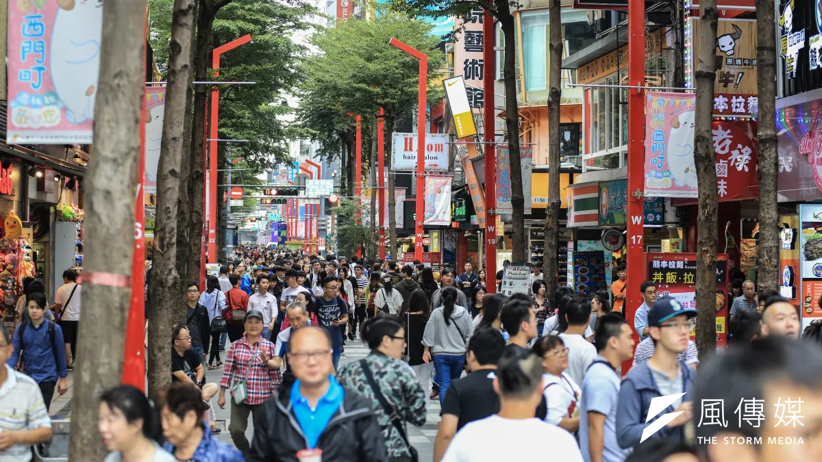 作者認為,政府除了開拓多元市場,輔導觀光產業轉型公布入境人次與旅次目的之外,應當誠實揭示旅次的經濟產值數據,才能正視產業困境,從而訂定更有利於觀光產業的務實政策。(資料照,簡必丞攝)