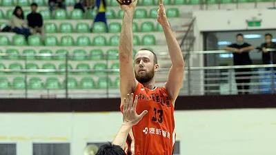 璞園建築在經歷慘淡的開季之後,汰換了洋將麥克,找來凱爾,率領球隊在第5週首度拿下連勝的表現,凱爾也獲得單週最佳球員。(中華籃協提供)