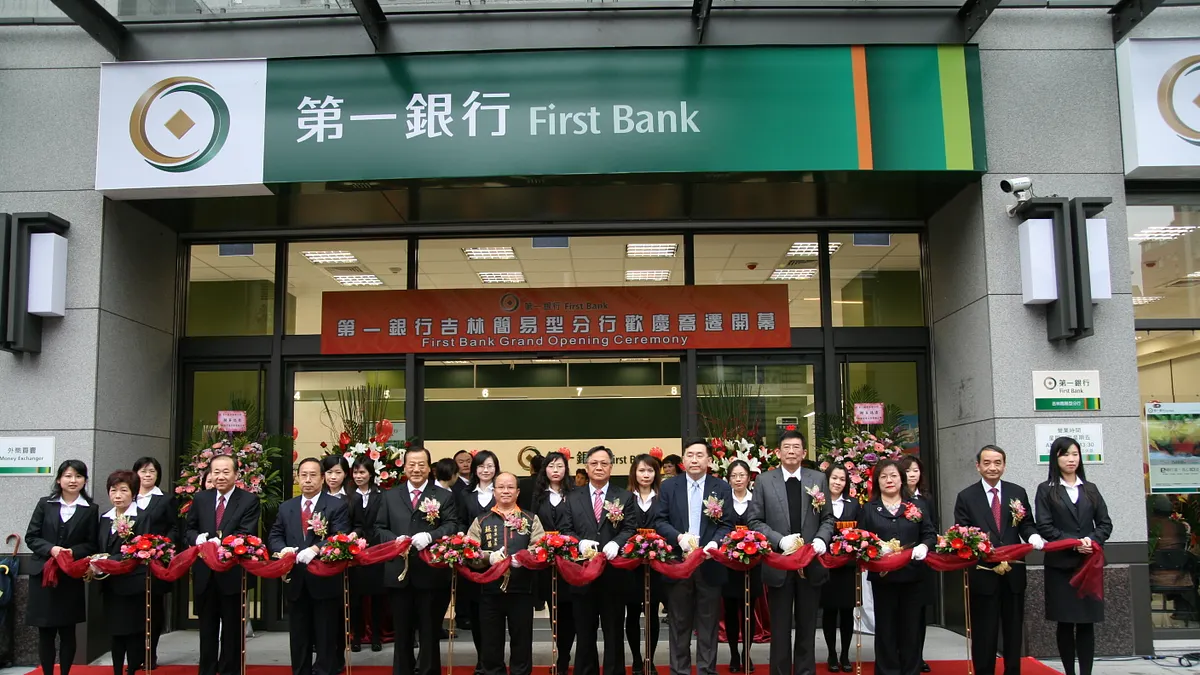 第一銀行ATM在9日、10日期間,遭人盜領7000多萬元,警方初步調查後,疑為跨國犯罪集團鎖定犯案。(資料照,取自第一銀行網站)