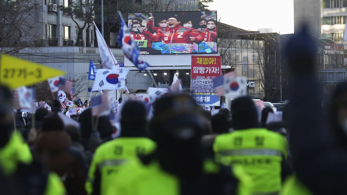 2025年1月3日,韓國總統尹錫悅的支持者聚集在總統官邸附近,反對法院簽發的逮捕令。(美聯社)