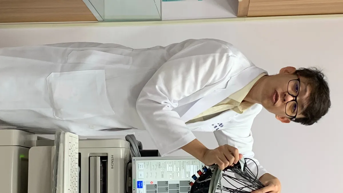 台中榮總精神科精神科林偉豪醫師介紹紅外線腦功能儀的檢測功能。(圖/台中榮總醫院提供)