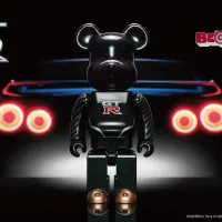 生産終了のR35 GT-Rがミッドナイトパープルの限定ベアブリックとなって7月2日に数量限定で登場。(写真/NISSAN GT-R BE@RBRICK 100% & 400% PR事務局提供) 生産終了のR35 GT-Rがミッドナイトパープルの限定ベアブリックとなって7月2日に数量限定で登場。(写真/NISSAN GT-R BE@RBRICK 100% & 400% PR事務局提供)