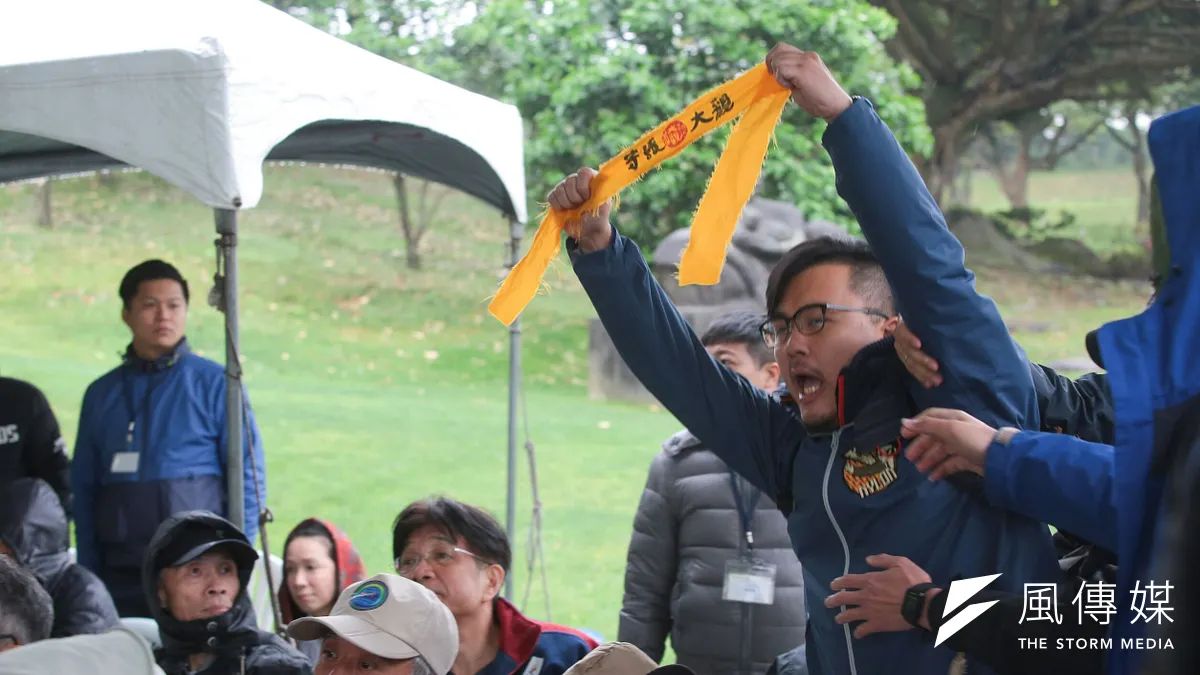 總統蔡英文參加鄭南榕紀念日,大觀反迫遷居民抗議被拖離現場。(顏麟宇攝) 總統蔡英文參加鄭南榕紀念日,大觀反迫遷居民抗議被拖離現場。(顏麟宇攝)