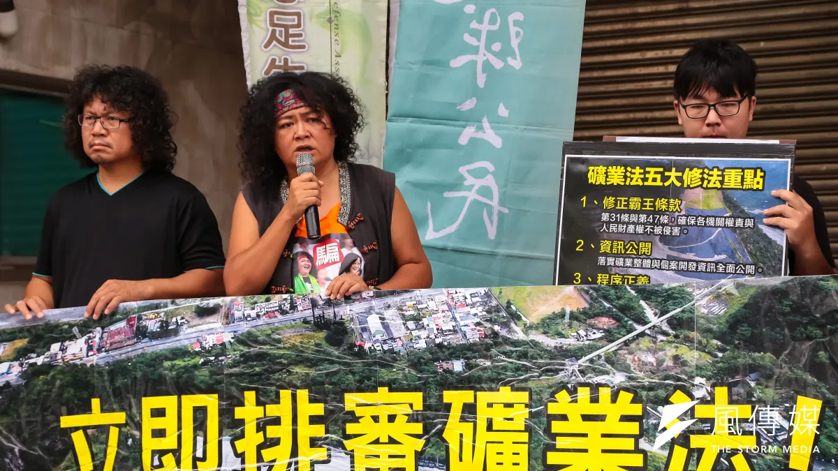針對經濟部日前說亞泥展延沒有問題,原住民歌手巴奈表示,為何原住民一次次被犧牲?「這個國家有公益嗎?」 (顏麟宇攝)