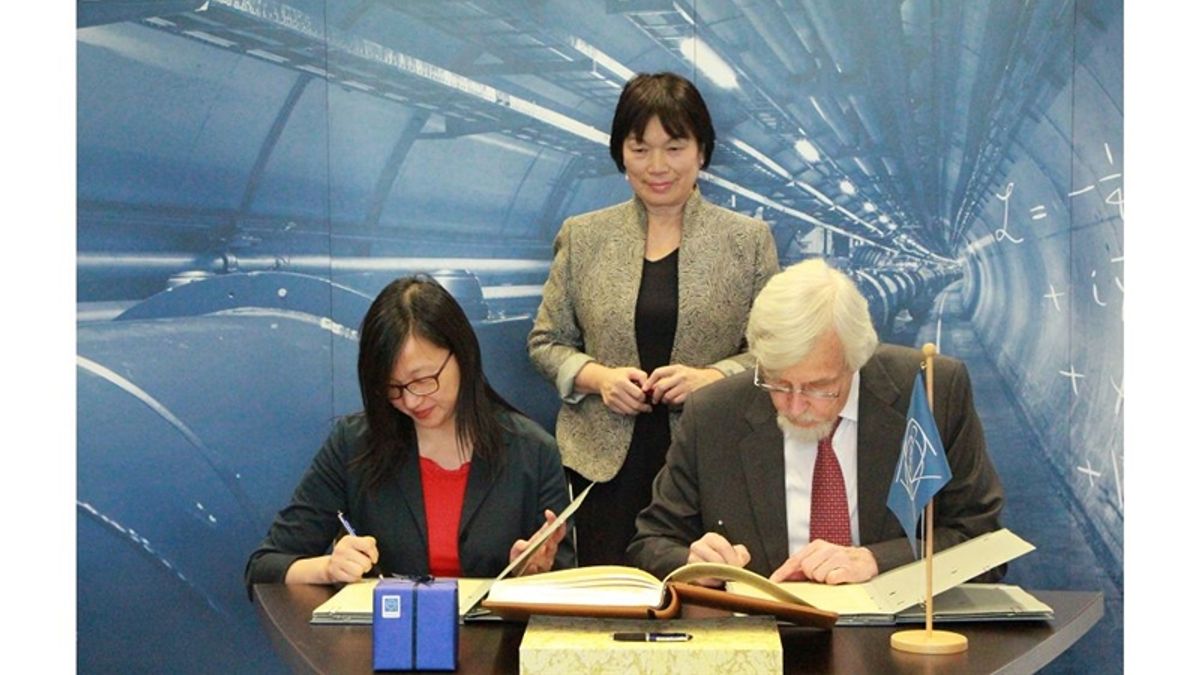 前文化部長龍應台(中)重用蔡筱穎(左)為巴文中心主任,但蔡近期卻爆發恐嚇及詐欺傳聞,目前調查局已依法進行調查。(文化部網站) 前文化部長龍應台(中)重用蔡筱穎(左)為巴文中心主任,但蔡近期卻爆發恐嚇及詐欺傳聞,目前調查局已依法進行調查。(文化部網站)