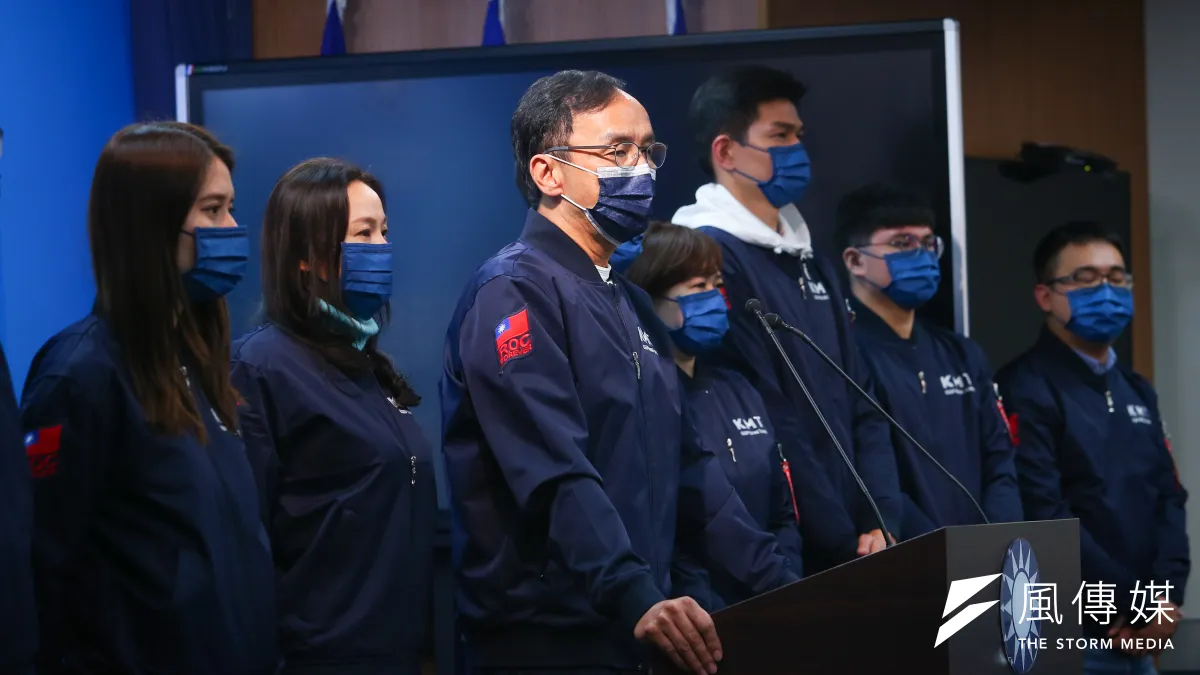 朱立倫(左三)在18日公投結果出爐後發表談話。(資料照,顏麟宇攝)