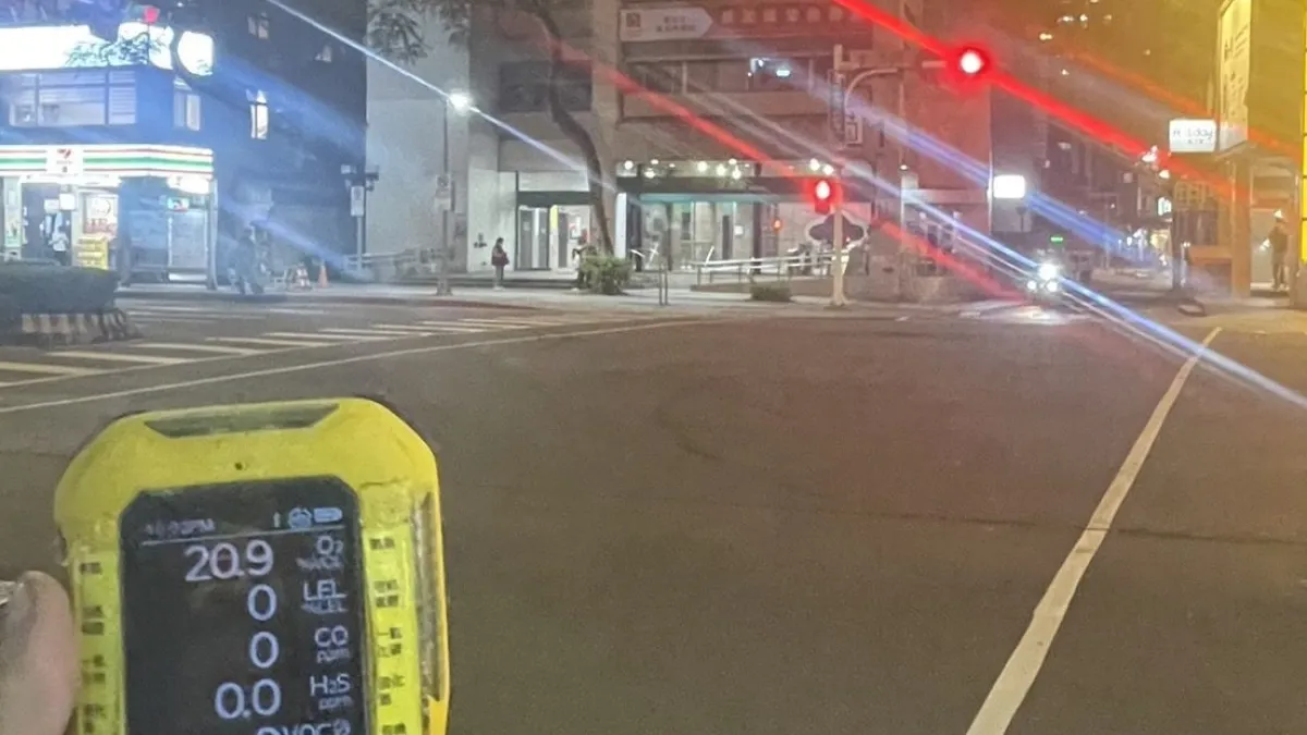 北市環保局稽查大隊晚間於景美捷運站前測量空氣品質。(圖/臺北市政府環保局提供)