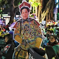 青鳥市民運動が19日夜、立法院の前で集会とデモ行進を行い「選挙・罷免法」を含む3つの法案改正に抗議した。(撮影:柯承惠) 青鳥市民運動が19日夜、立法院の前で集会とデモ行進を行い「選挙・罷免法」を含む3つの法案改正に抗議した。(撮影:柯承惠)