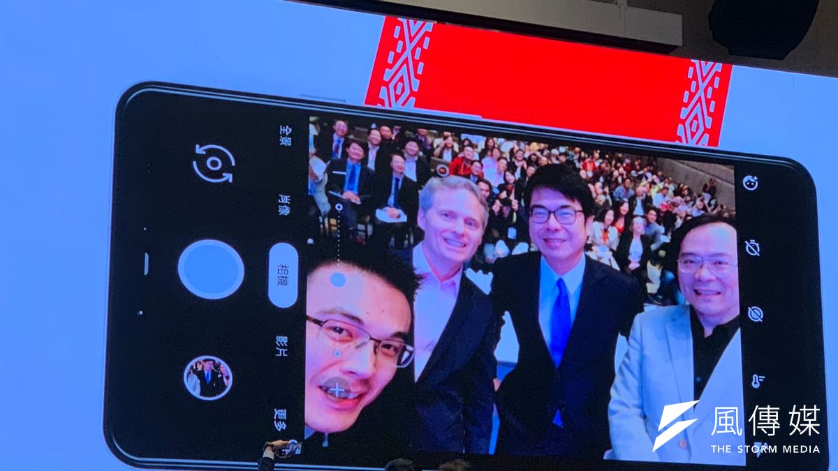 Google董事總經理簡立峰(右一)與行政院副院長陳其邁等人,在智慧台灣計畫論壇台上自拍。(尹俞歡攝) Google董事總經理簡立峰(右一)與行政院副院長陳其邁等人,在智慧台灣計畫論壇台上自拍。(尹俞歡攝)
