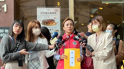 今天下午民進黨台南市第一選區立委參選人郭貞慧,前往民進黨中央黨部正式檢舉賴惠員涉嫌南部地區光電爭議並涉入不當利益的嚴重違法行為。(圖/林邵愷攝)