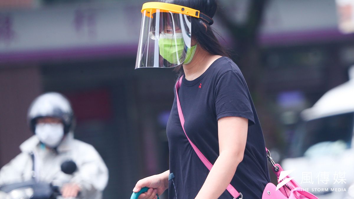 立法院會31日三讀通過修正紓困條例部分條文,總統府晚間發布總統令。圖為民眾戴口罩、面罩防疫。(資料照,顏麟宇攝) 立法院會31日三讀通過修正紓困條例部分條文,總統府晚間發布總統令。圖為民眾戴口罩、面罩防疫。(資料照,顏麟宇攝)