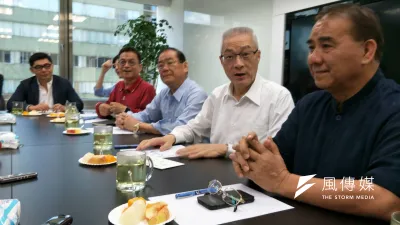 吳敦義今(28)日在會上接受立委的提議,將結合黨團、智庫、文傳會、退休政務官與退休立委等人,成立「戰情中心」。(周怡孜攝)