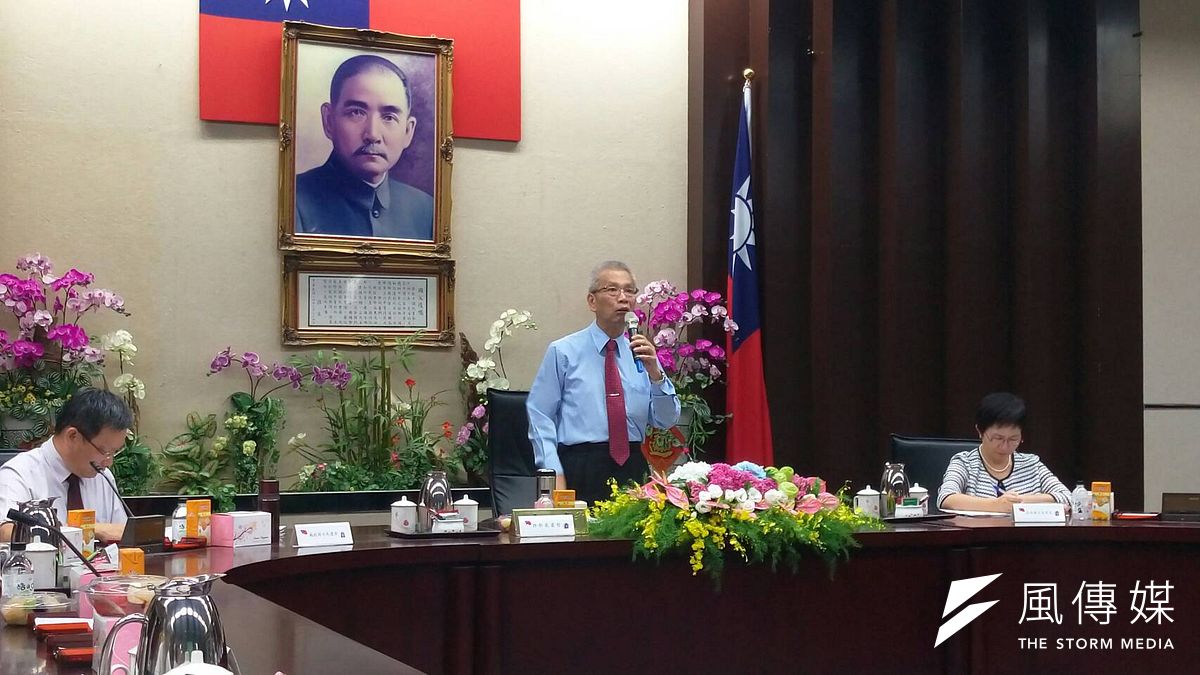 久未露面的財政部長許虞哲首度面對媒體,他表示,他8月份的確曾經住院一段時間,但住院期間,行政院院會與兆豐相關會議都有參加,並沒有外界形容神隱、龜縮。(林上祚攝) 久未露面的財政部長許虞哲首度面對媒體,他表示,他8月份的確曾經住院一段時間,但住院期間,行政院院會與兆豐相關會議都有參加,並沒有外界形容神隱、龜縮。(林上祚攝)