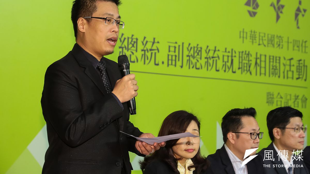 對於陳學聖的指控,黃重諺(左)回應,當年他因全心投入政治工作,才不及完成論文寫作,之後自己會更加認真,快點讓個人資料欄上不必再填上肄業。(資料照,顏麟宇攝) 對於陳學聖的指控,黃重諺(左)回應,當年他因全心投入政治工作,才不及完成論文寫作,之後自己會更加認真,快點讓個人資料欄上不必再填上肄業。(資料照,顏麟宇攝)