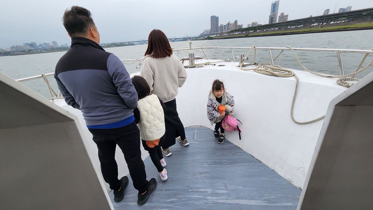 全家一起搭船乘風欣賞淡水河岸景觀。(圖/新北市政府高灘地工程管理處) 全家一起搭船乘風欣賞淡水河岸景觀。(圖/新北市政府高灘地工程管理處)