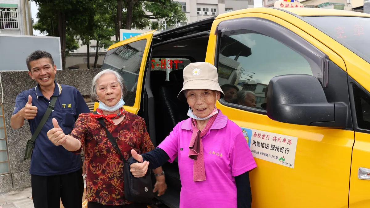 網傳3月1日起持敬老愛心卡搭乘台灣大車隊計程車,政府補助70%,每月上限1000元;針對此消息是否屬實,台灣大車隊客服人員做出解答。(資料照,南投縣政府提供)