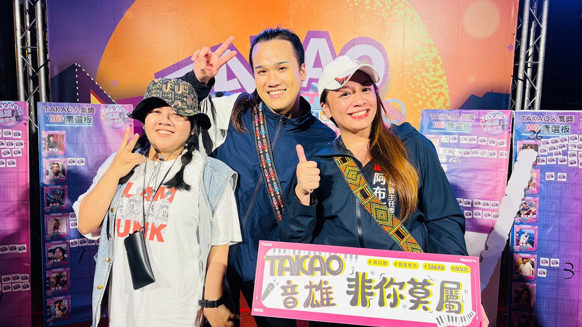 原民會主委阿布斯(右一)表示,首次將歌唱比賽結合原住民假日市集來辦理,同步推動原住民音樂及觀光產業,讓優秀族人被看見。(圖/高雄市原民會提供) 原民會主委阿布斯(右一)表示,首次將歌唱比賽結合原住民假日市集來辦理,同步推動原住民音樂及觀光產業,讓優秀族人被看見。(圖/高雄市原民會提供)