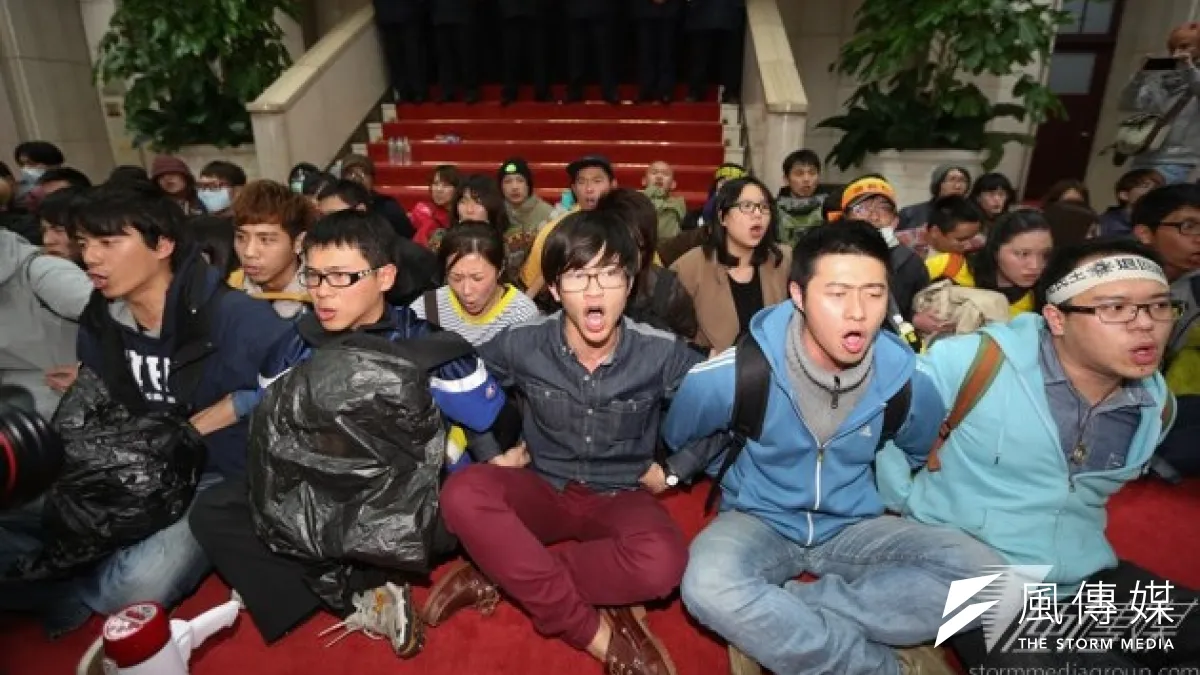學生攻佔行政院,23日晚間12點40左右警方鎮暴部隊進入大門,準備驅離學生。 (余志偉攝)