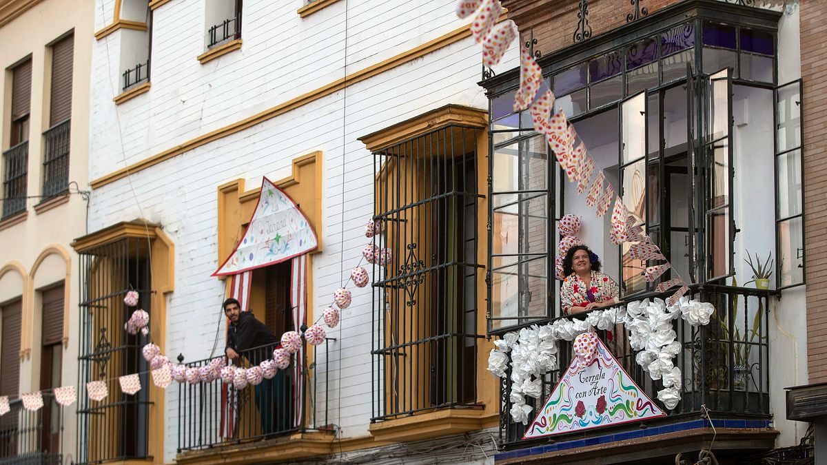 遠親不如近鄰,圖為疫情期間,西班牙民眾隔著陽台與鄰居社交,苦中作樂度過隔離時期。(AP) 遠親不如近鄰,圖為疫情期間,西班牙民眾隔著陽台與鄰居社交,苦中作樂度過隔離時期。(AP)