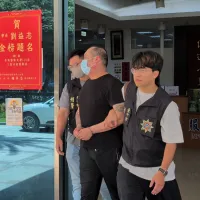 中国出身の廖容疑者(中央)は、香港旅券で台湾に入境し、6日に台中市でインド太平洋戦略シンクタンク(IPST)執行長の矢板明夫氏を襲撃した後、逃走した。台湾を離れる前に警察に身柄を確保され、7日、反浸透法違反などの疑いで検察に送致された。(写真/中央社提供) 中国出身の廖容疑者(中央)は、香港旅券で台湾に入境し、6日に台中市でインド太平洋戦略シンクタンク(IPST)執行長の矢板明夫氏を襲撃した後、逃走した。台湾を離れる前に警察に身柄を確保され、7日、反浸透法違反などの疑いで検察に送致された。(写真/中央社提供)