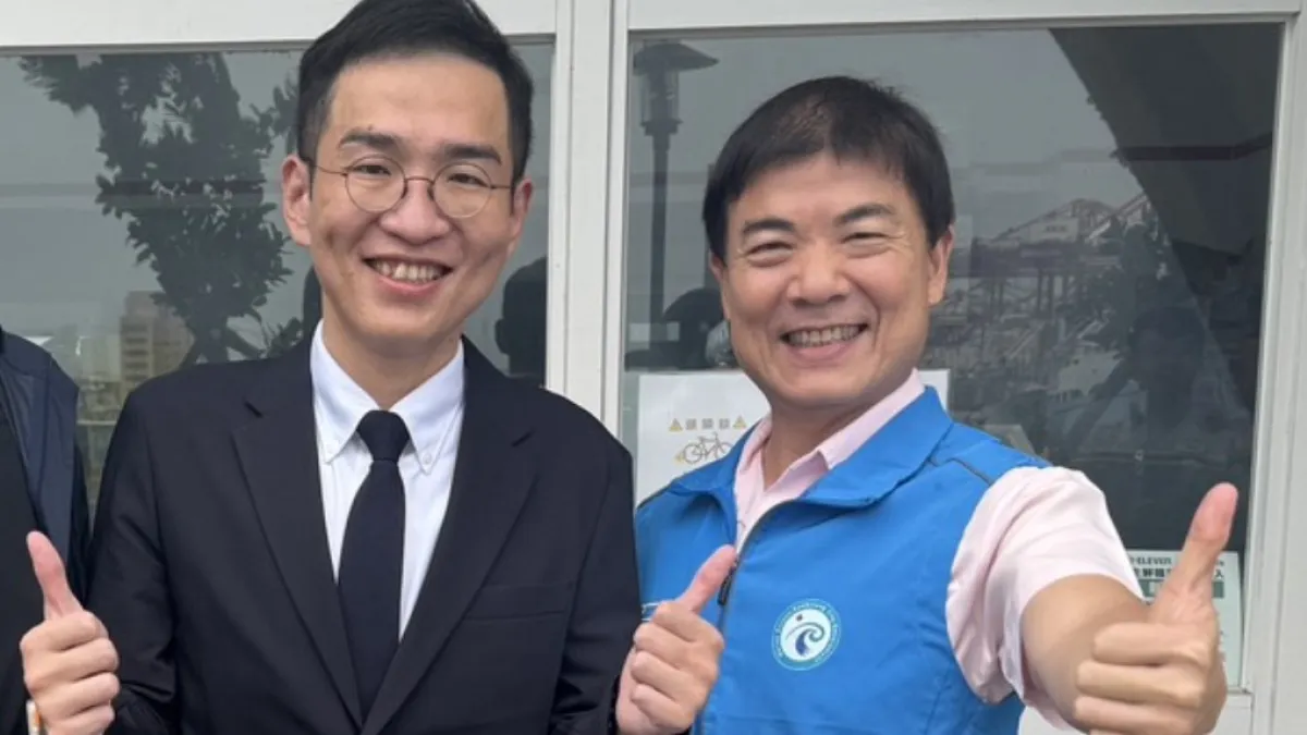 高雄區漁會召開臨時理事會,楊孟凡(左)獲十五席理事全數支持,當選高雄區漁會總幹事,並與海洋局長石慶豐合影。(圖/高雄區漁會)