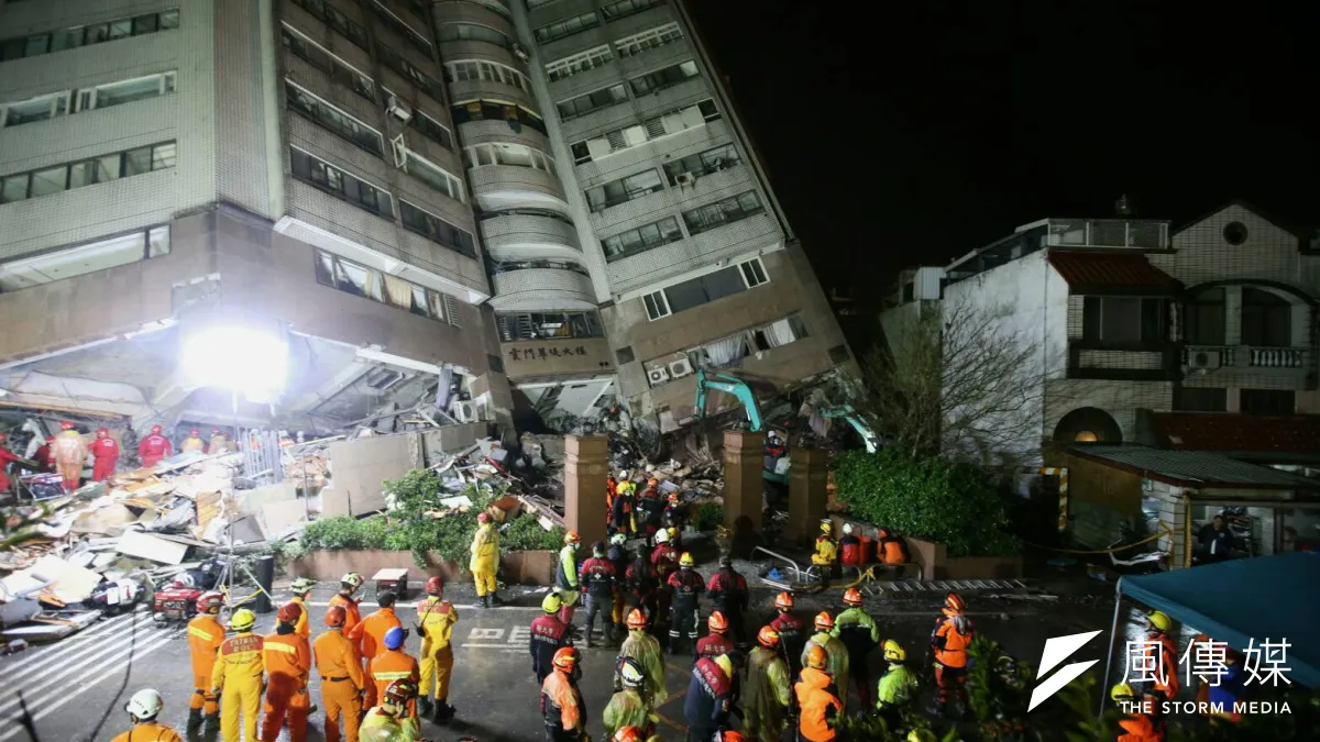 花蓮地震中災情嚴重的雲門翠堤大樓,救難人員把握黃金時間,連夜在低溫、大雨、餘震中搶救。(陳明仁攝)