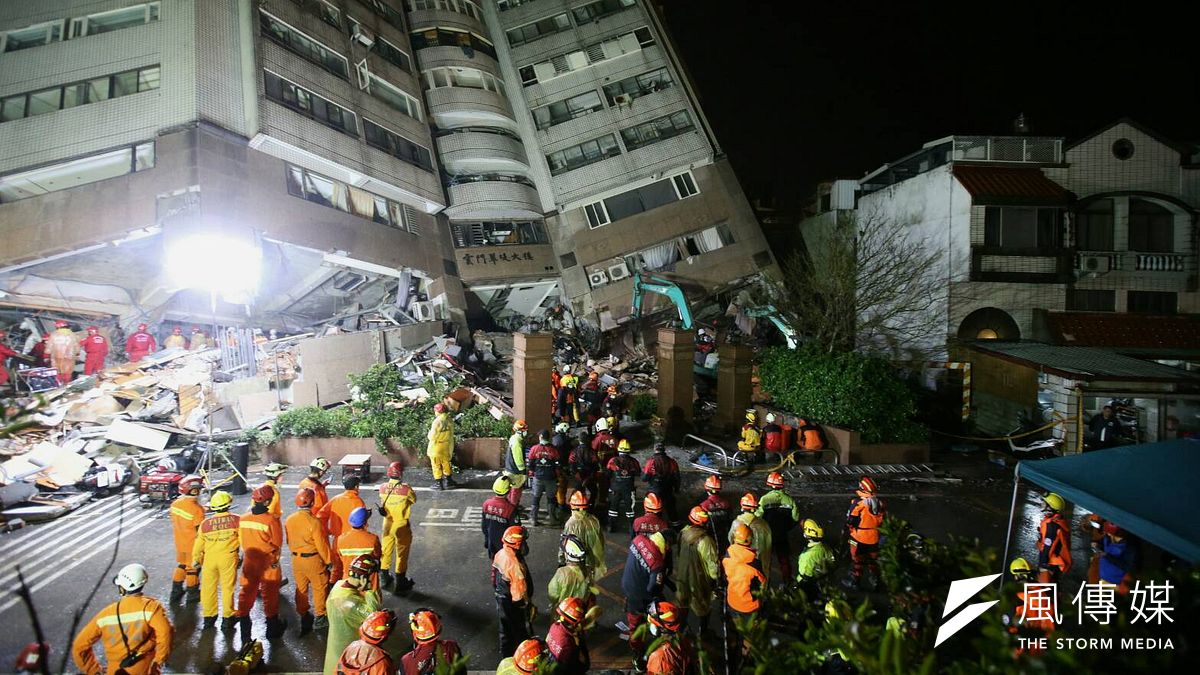 花蓮地震中災情嚴重的雲門翠堤大樓,救難人員把握黃金時間,連夜在低溫、大雨、餘震中搶救。(陳明仁攝) 花蓮地震中災情嚴重的雲門翠堤大樓,救難人員把握黃金時間,連夜在低溫、大雨、餘震中搶救。(陳明仁攝)