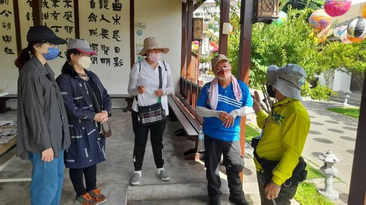 專業的導覽解說老師帶民眾穿梭在鹿港大街小巷,遊覽鹿港必去景點。(圖/彰化縣政府)