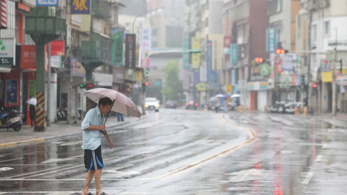 巴威颱風加速逼近!北台灣強風豪雨狂掃,解除警報時間點曝光。(圖/中央社記者翁睿坤攝)