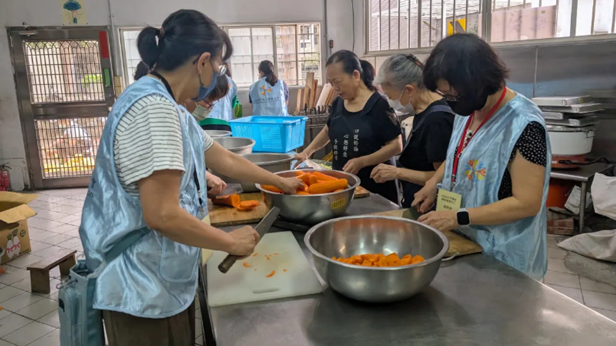 頂新和德文教基金會攜手志工準備素膳麵招待香客。圖片來源:頂新和德文教基金會