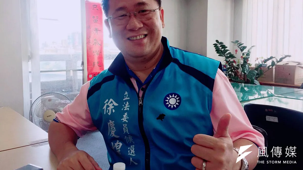 屏東內埔工業區服務中心執行長徐慶煌是前民進黨立委徐志明的兒子,披藍袍返鄉挑戰高雄第4選區綠營大票倉。(圖/徐炳文攝) 屏東內埔工業區服務中心執行長徐慶煌是前民進黨立委徐志明的兒子,披藍袍返鄉挑戰高雄第4選區綠營大票倉。(圖/徐炳文攝)