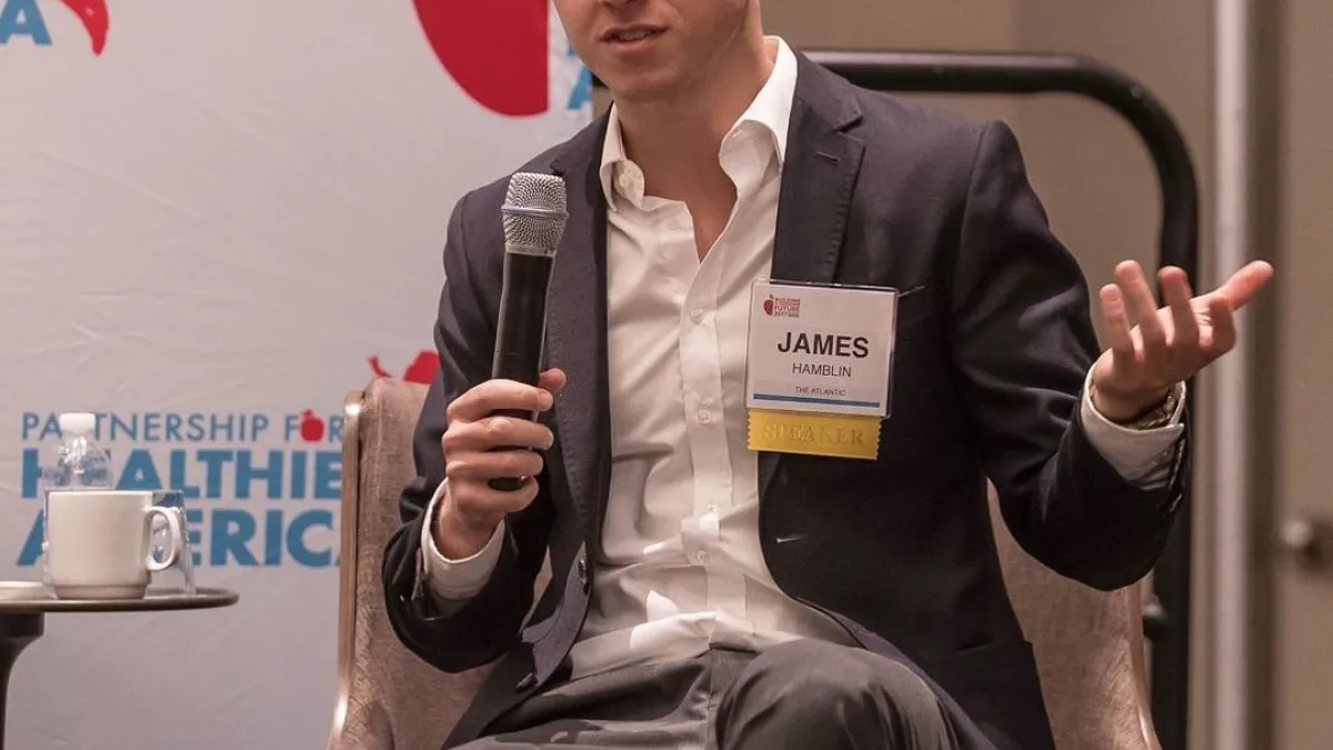 美國醫生詹姆斯·漢布林(James Hamblin)洗澡時竟不用任何清潔用品 ?(圖/截取自 James Hamblin IG)