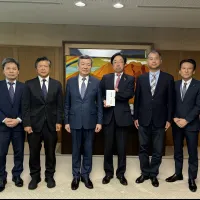 李逸洋駐日代表が熊本県の木村敬知事を表敬訪問して地震被害への見舞いと支援を伝え、双方は復興支援とともに半導体や観光など日台交流の深化に向けた連携を確認した。(写真/台北駐日経済文化代表処提供) 李逸洋駐日代表が熊本県の木村敬知事を表敬訪問して地震被害への見舞いと支援を伝え、双方は復興支援とともに半導体や観光など日台交流の深化に向けた連携を確認した。(写真/台北駐日経済文化代表処提供)