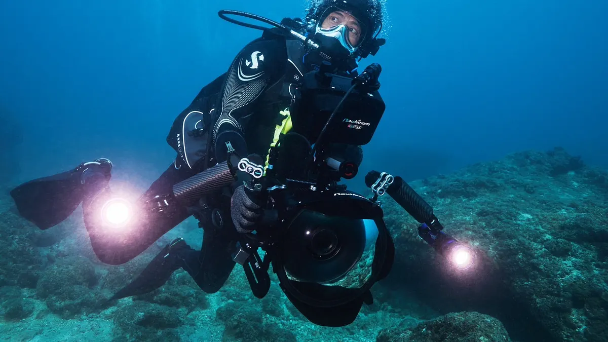 水下攝影師的養成不易,李景白總共跳過三千多支氣瓶,必須累積足夠經驗才能在變幻莫測的海中掌握拍攝情況。(公視《沈睡的水下巨人》提供) 水下攝影師的養成不易,李景白總共跳過三千多支氣瓶,必須累積足夠經驗才能在變幻莫測的海中掌握拍攝情況。(公視《沈睡的水下巨人》提供)