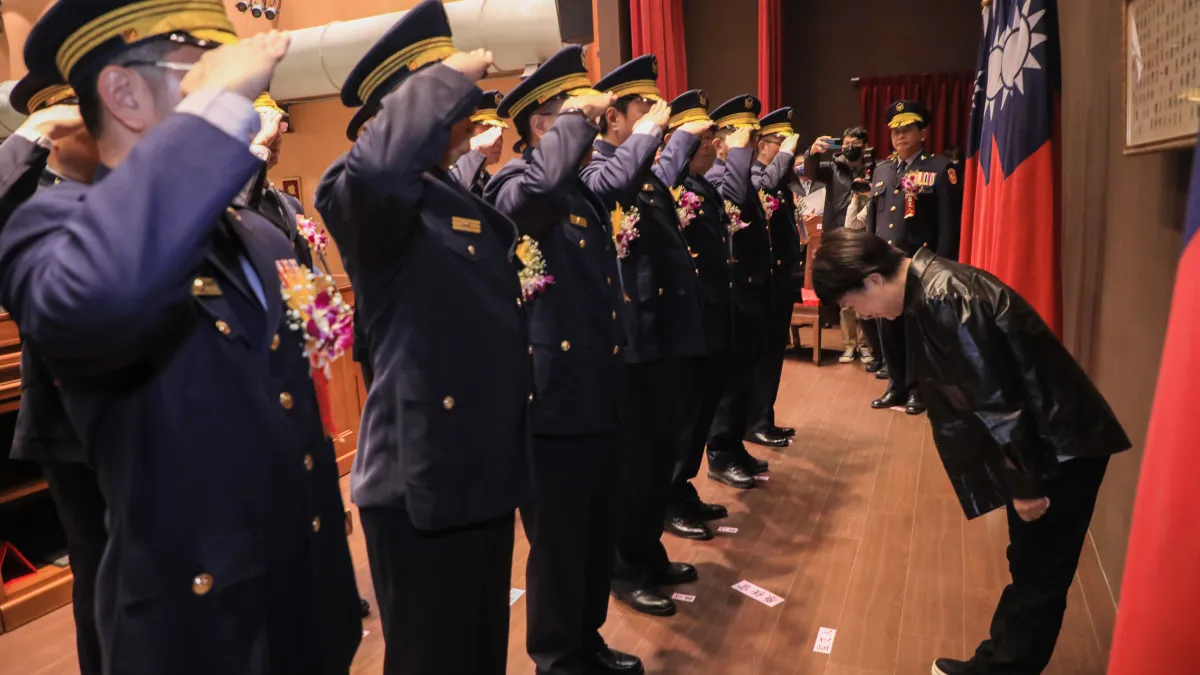 台中市長盧秀燕主持台中市警察局卸、新任分局長、大隊長聯合布達交接典禮-這波調動台中市警察局有11位調陞其他縣市警察機關,另9人自其他警察機關調入。(圖/台中市政府)