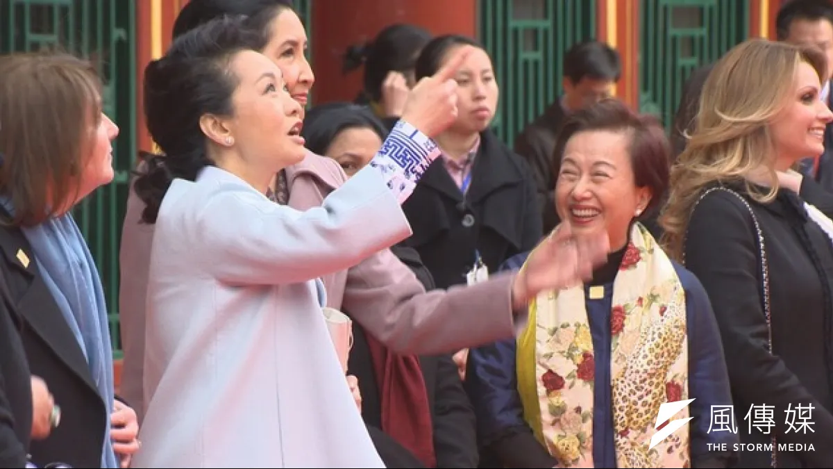 習近平夫人彭麗媛邀請參與APEC會議的元首夫人們同遊頤和園,我方領袖代表蕭萬長夫人朱俶賢在過程中多次與彭麗媛談天互動。(代表團提供)