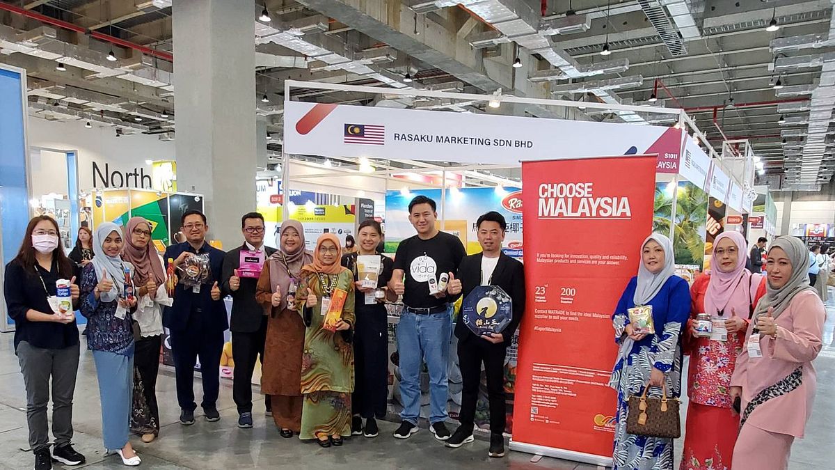 馬來西亞駐華商務處長安妮娜(Aninawati Saleh)(中)與參展業者共祝展出成功。(圖/MATRADE TAIPEI提供) 馬來西亞駐華商務處長安妮娜(Aninawati Saleh)(中)與參展業者共祝展出成功。(圖/MATRADE TAIPEI提供)
