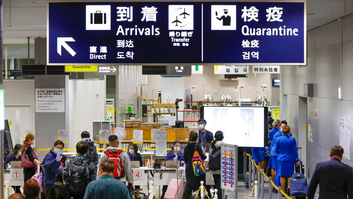 男子剛從研究所畢業,與家人搭機抵達大阪準備展開7天6夜自由行,未料入境時因系統顯示他「無工作身分」,遭日本海關特別攔查。(美聯社) 男子剛從研究所畢業,與家人搭機抵達大阪準備展開7天6夜自由行,未料入境時因系統顯示他「無工作身分」,遭日本海關特別攔查。(美聯社)