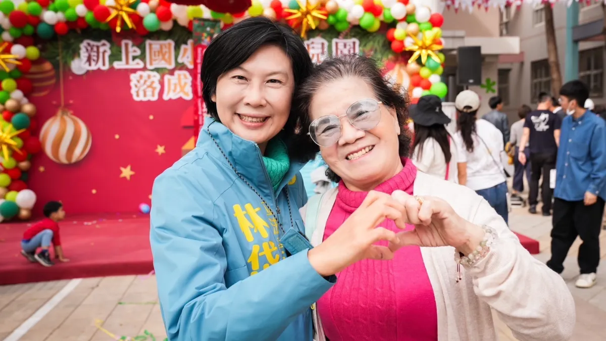 新上國小附幼完工啟用,立委林岱樺與支持者合影。(圖/林岱樺服務處提供)