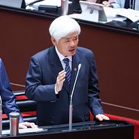 行政院による地方補助金の一方的な削減に加え、中央選挙委員会がそれを支持する姿勢を示し、疑念が広がっている。写真は立法院で質疑を受ける卓榮泰行政院長(左)と李進勇中選会主委(右)。(写真/顏麟宇撮影) 行政院による地方補助金の一方的な削減に加え、中央選挙委員会がそれを支持する姿勢を示し、疑念が広がっている。写真は立法院で質疑を受ける卓榮泰行政院長(左)と李進勇中選会主委(右)。(写真/顏麟宇撮影)