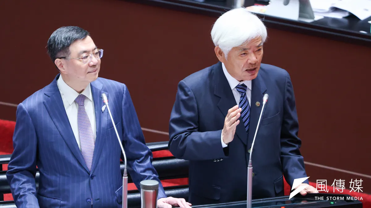 行政院亂砍地方補助款,中選會護航行政院。圖為行政院長卓榮泰(左)和和中選會主委李進勇(右)於立院備詢。(顏麟宇攝)